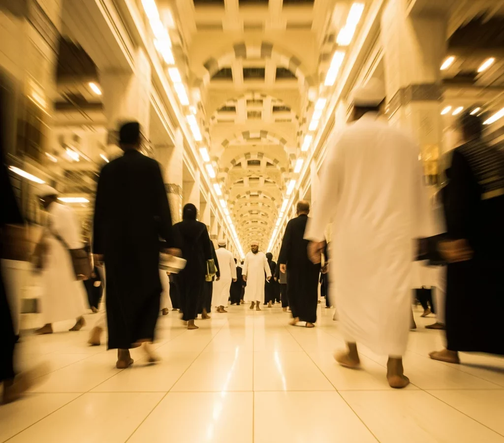 معتمرون يؤدون السعي بين الصفا والمروة - دليل العمرة الشامل